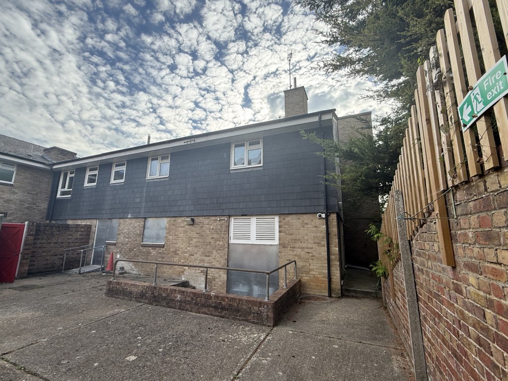 Lot: 20 - SUBSTANTIAL DETACHED BLOCK OF 23 UNITS ON 0.47 ACRES WITH DEVELOPMENT POTENTIAL - Rear View of Large Block of Residential Units